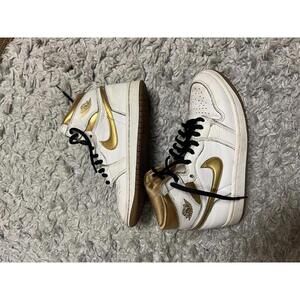 Wmns Air Jordan 1 Retro High OG 'Metallic Gold'